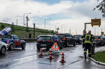 Stuttgart: Starkregen suergt fuer Ueberschwemmung in Waschanlage
